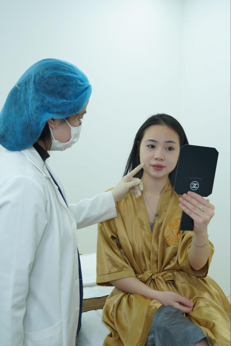 The doctor examines and consults on the skin's wrinkle condition