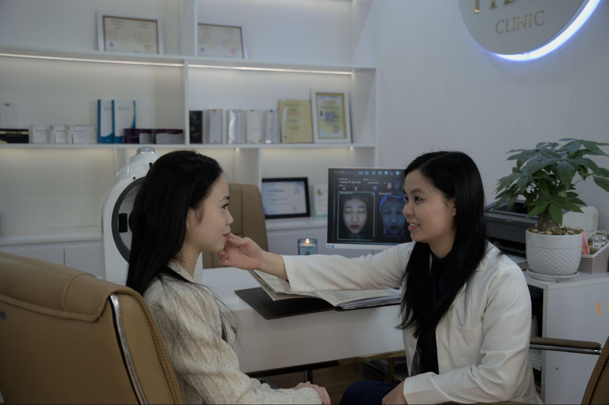 Bác sĩ sẽ khám và tư vấn chi tiết cho khách hàng