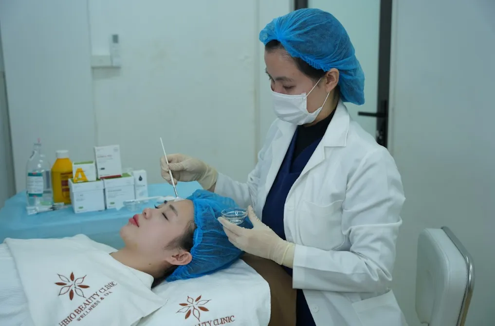 Làm sạch và sát khuẩn vùng điều trị