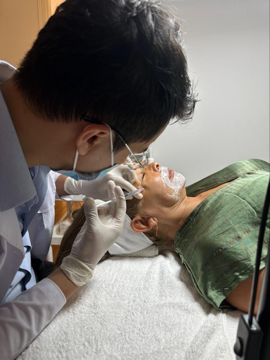 Thực hiện tiêm meso trên da mặt