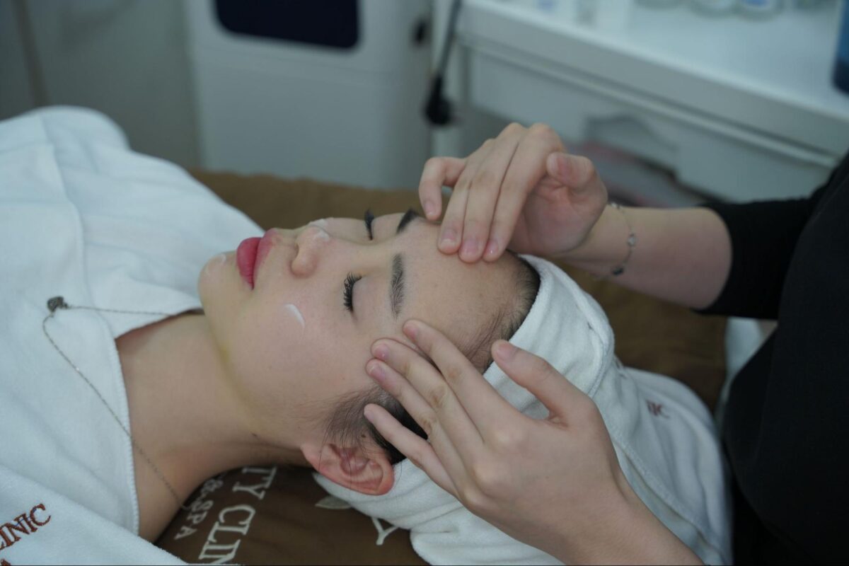 Dưỡng và mát xa da mặt