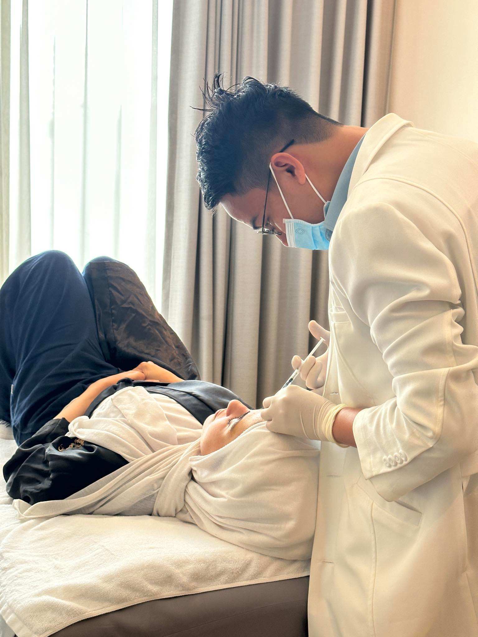 Tay nghề bác sĩ thực hiện