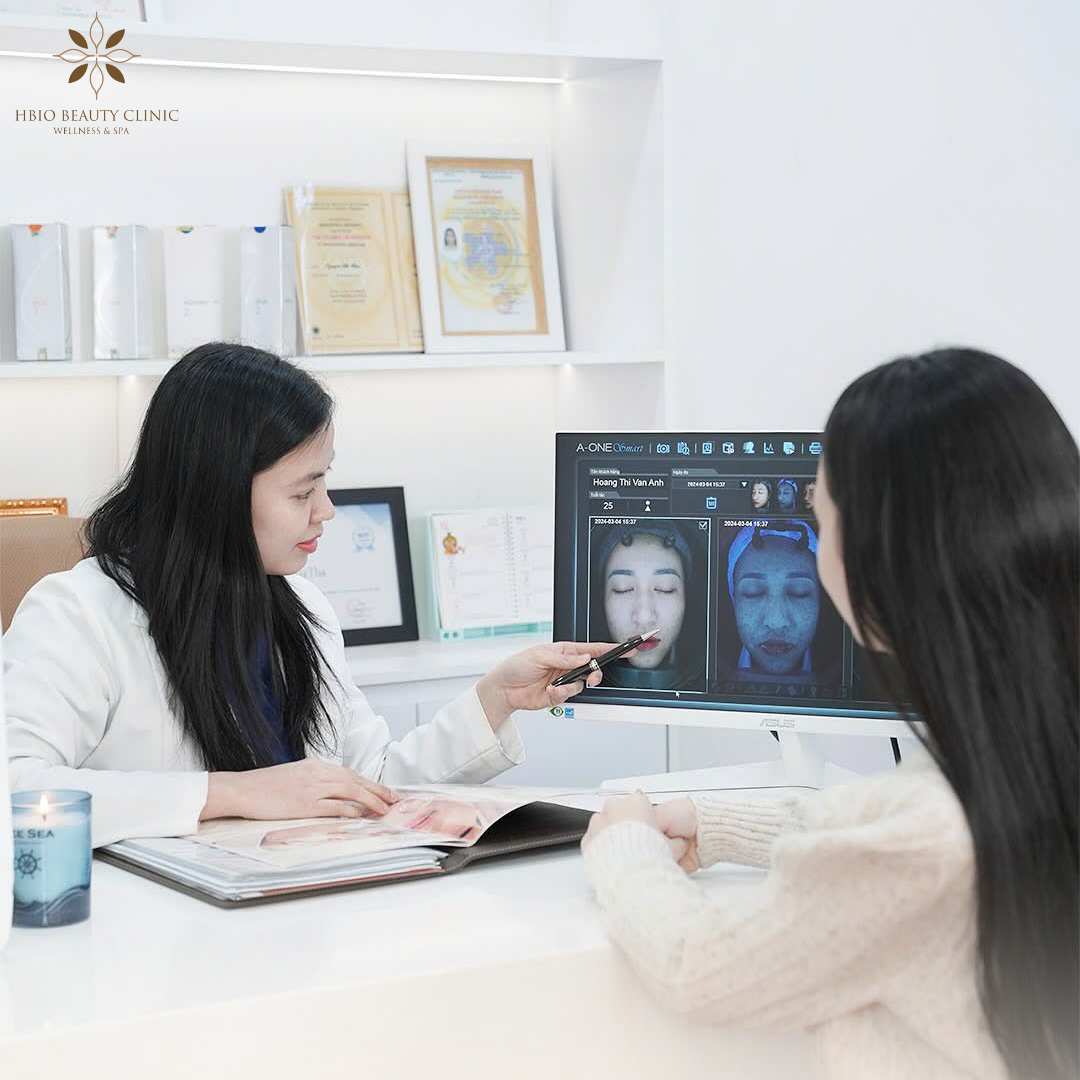 Bác sĩ khám và tư vấn về tình trạng nhăn của da