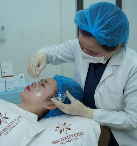 Làm sạch và sát khuẩn vùng điều trị