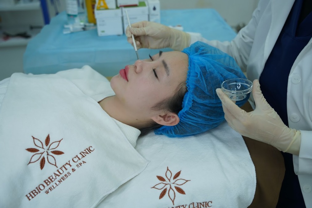 Làm sạch và sát khuẩn vùng điều trị