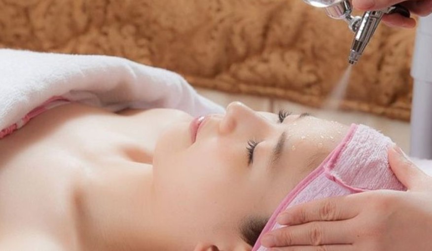 Quy trình chăm sóc da Oxyjet tại HBIO Clinic