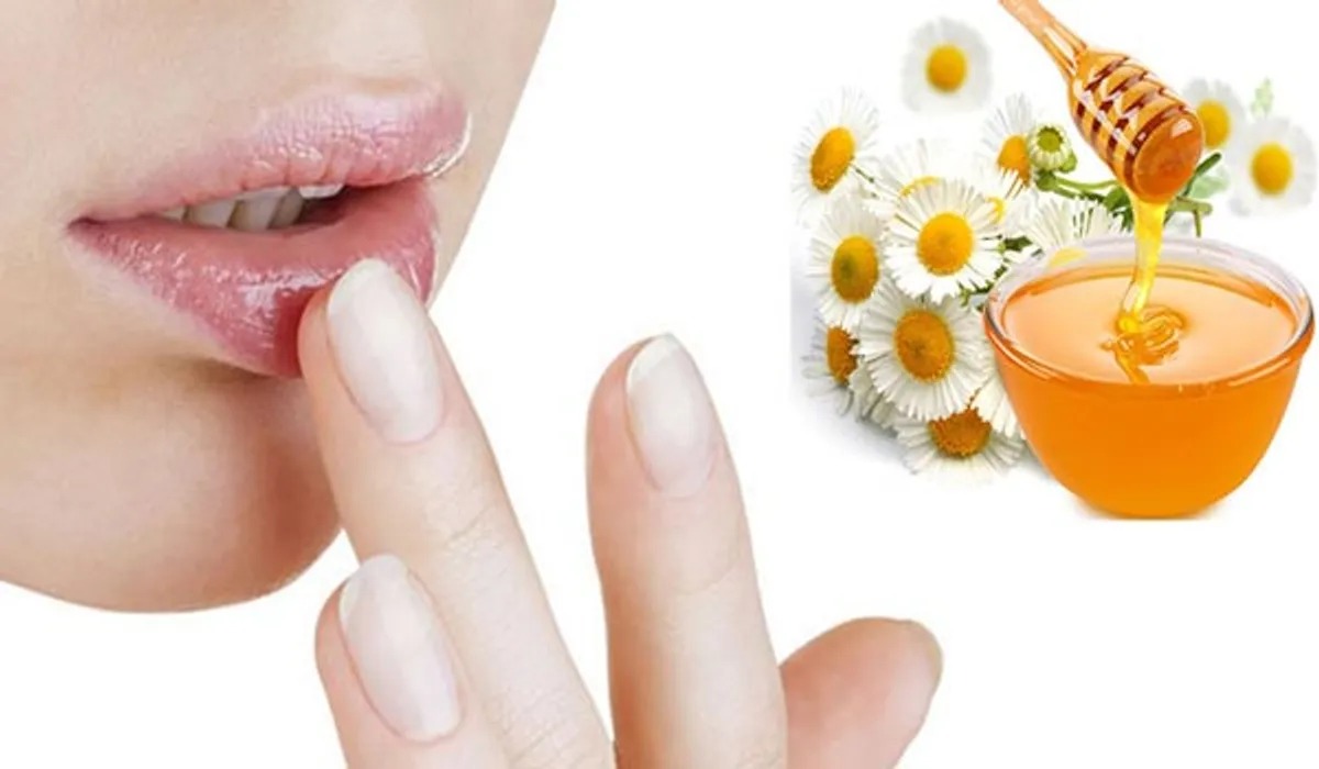 Sử dụng mặt nạ môi từ sữa tươi và mật ong