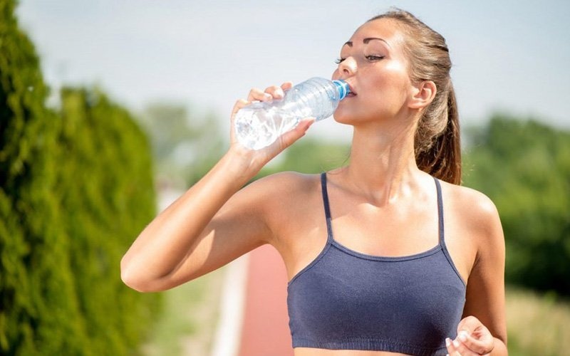 Uống nước và tập thể dục đều đặn giúp duy trì làn da khoẻ
