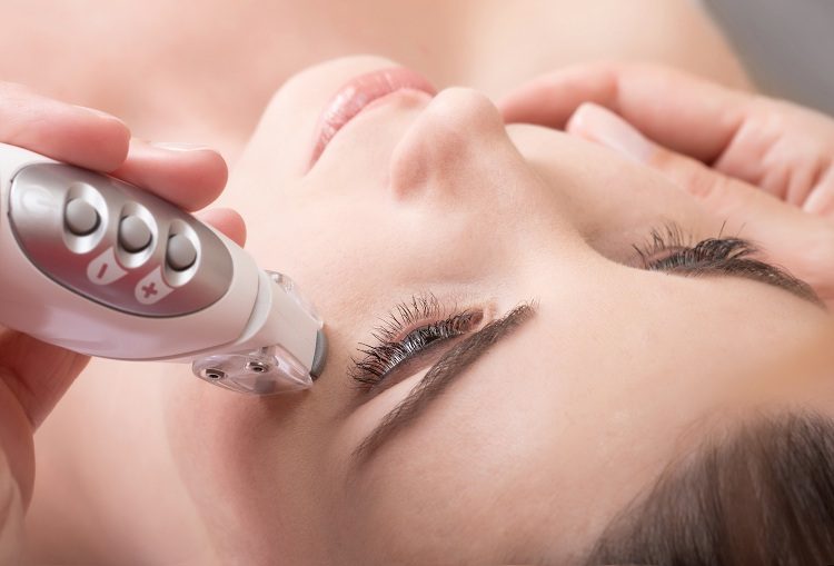 Xóa nhăn đuôi mắt bằng công nghệ thẩm mỹ